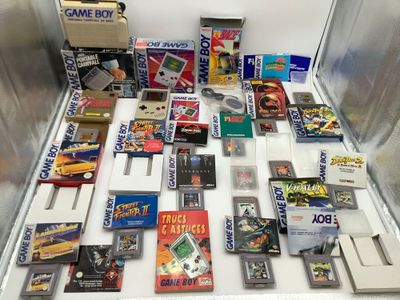 de nombreux jeux vidéo exposés sur la table