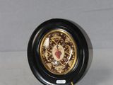 une horloge noire et or posée sur une table