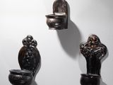 trois œuvres d'art accrochées au mur les unes à côté des autres