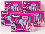 trois boîtes de produits de coiffure et une brosse à cheveux pour filles