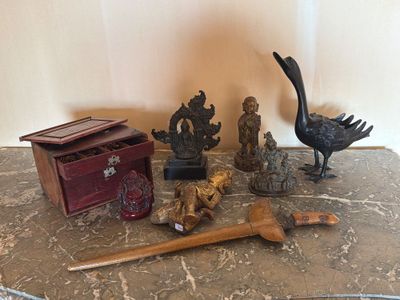 une table sur laquelle sont posés tout un tas d'objets différents