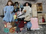 beaucoup de poupées posées par terre