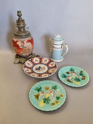 trois assiettes posées sur une table à côté d'un vase