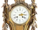une horloge en or accrochée au mur