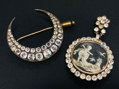 un gros plan sur une broche et une paire de boucles d'oreilles