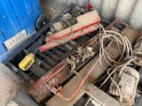 un tas d'outils posé par terre à côté d'un bac bleu