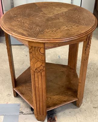 l'image d'une table en bois surmontée d'une étagère