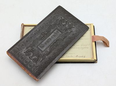 un vieux livre relié en cuir posé dessus