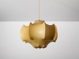 gros plan d'un luminaire suspendu au plafond