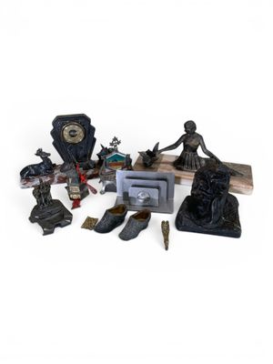 un grand nombre d'objets posés sur une surface blanche