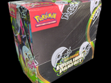 une boîte de cartes à collectionner Pokémon sur fond noir