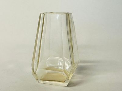 Vase soliflore tronconique en cristal facetté.