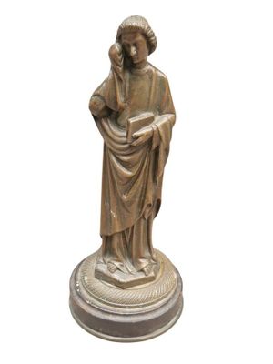 une statue représentant un homme tenant un livre, posée sur un socle