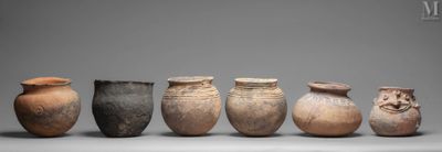 many vases that are lined up in a row