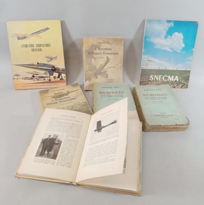 plusieurs livres sont empilés sur une table