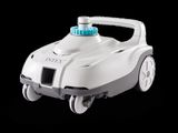 un gros plan d'un robot nettoyeur de piscine sur fond noir