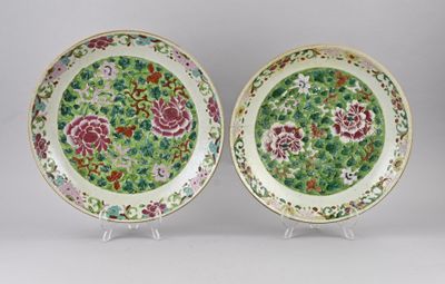 paire d'assiettes de famille chinoises à décor floral