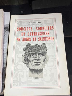 deux livres posés sur une table