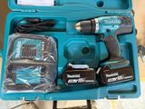 une caisse à outils bleue avec des outils sur une table