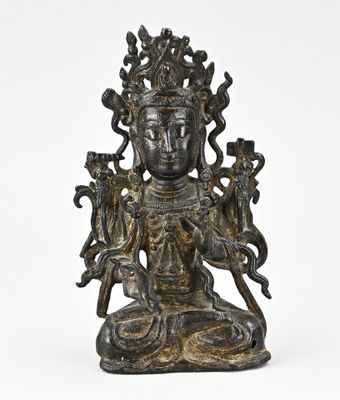 une statue en bronze représentant une personne assise en position du lotus