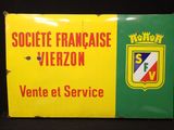 panneau jaune et vert sur lequel figure l'image d'un blason et un blason