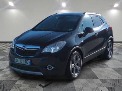 la photo d'une voiture noire garée dans un garage