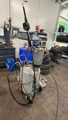 une machine qui est garée dans un garage avec quelques pneus