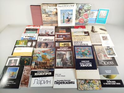 un grand nombre de livres posés sur une table