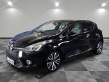 une voiture noire garée sur le sol en damier d'un garage