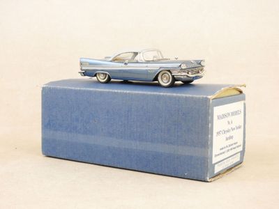 une petite voiture posée sur une boîte bleue