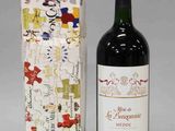 une bouteille de vin à côté d'une boîte