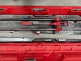 une boîte à outils rouge avec des outils sur le sol