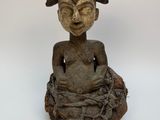 statue d'une femme assise en position du lotus, les yeux fermés