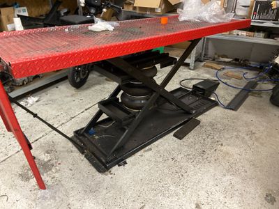 une photo d'un établi rouge dans un garage