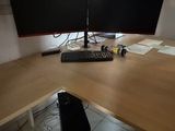 deux écrans d'ordinateur posés sur un bureau en bois