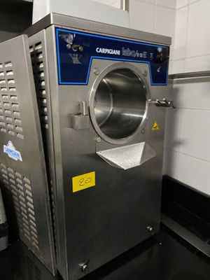 une machine posée sur le comptoir d'une cuisine