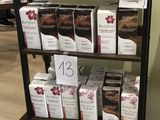 de nombreuses boîtes de chocolats sur les rayons du magasin