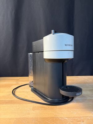 une photo d'une cafetière posée sur une table en bois