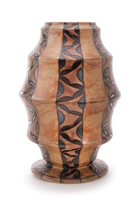 un vase marron orné de feuilles noires sur fond blanc