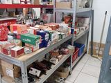 une pièce remplie de boîtes et d'étagères