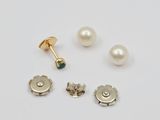 trois paires de boucles d'oreilles à clous en perles et or sur un fond blanc