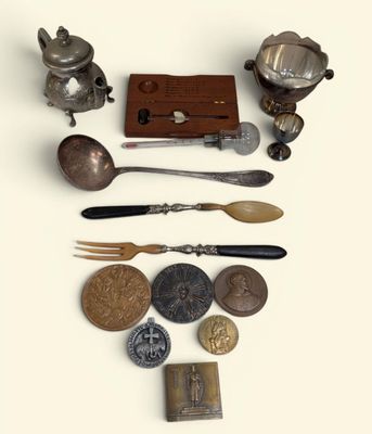 beaucoup d'argenterie et d'objets en argent sur un fond blanc