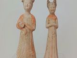 deux figurines posées sur une table en verre