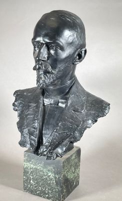 buste d'un homme en costume-cravate, une pipe à la bouche