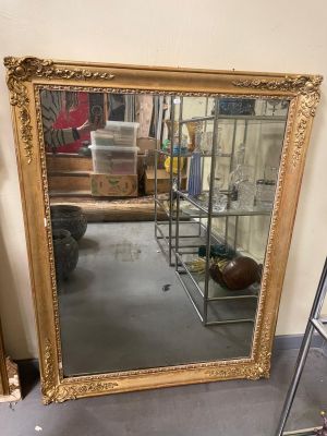 Miroir en bois et stuc doré à décor de frises de fleurs et a…