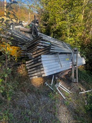 un tas de bois au milieu d'un champ