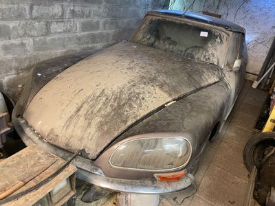 une voiture sale qui est garée dans un garage