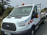 un camion blanc garé sur le bord de la route