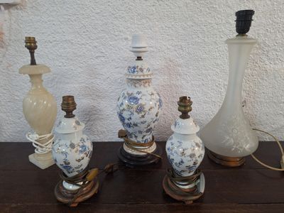 trois vases et une lampe posés sur une table