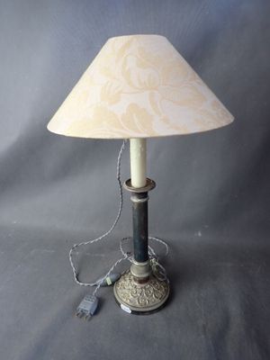 une lampe posée sur une table sur laquelle se trouve une lampe